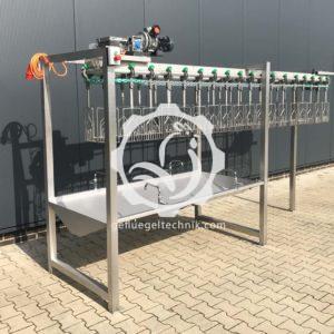 Bratfertigrinne aus Edelstahl und Bratfertigtisch mit Förderband